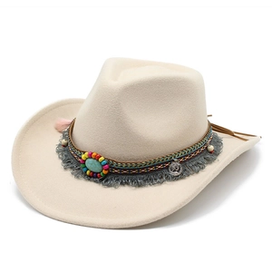 Détail d'un chapeau de cowboy en laine crème avec ruban perlé et pierre turquoise