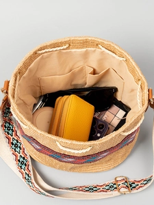 Sac seau en paille avec bandoulière ethnique et organisation intérieure à cordon