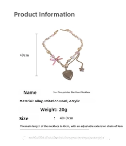 Détails du collier de perles dorées avec médaillon en cœur et pendentifs étoiles