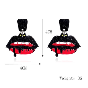 Detail van Halloween vleermuis en rode glitter lippen oorbellen met 4cm maat en 8g