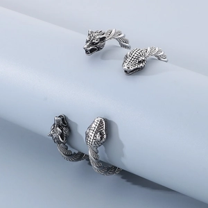 Détail du câble en acier tressé et du design tête de loup sur le bracelet jonc en C