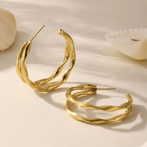 Boucles d'oreilles créoles C en acier inoxydable doré 18k avec texture torsadée double
