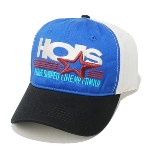 Détail de la broderie HOTS et motif étoile sur casquette de baseball bicolore