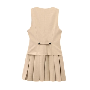Completo donna kaki con gilet e gonna a pieghe, vista posteriore su sfondo bianco