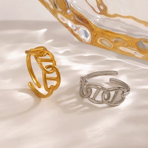 Minimalist stainless steel oval ring with chic pig-nose anchor chain design in gold and silver