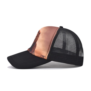Vista lateral de gorra trucker con estampado de león en panel marrón y visera negra