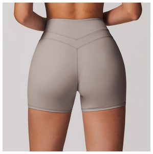 Détail du short de yoga taille haute avec couture arrière en V pour un effet galbant
