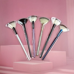 Set di 6 pennelli trucco a ventaglio colorati con manici metallici su base geometrica