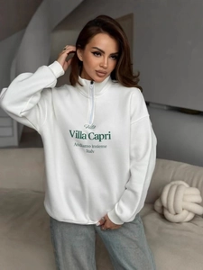 Λευκό φούτερ με φερμουάρ, γράμματα Villa Capri και χαλαρή oversize γραμμή για άνεση