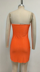 Vue arrière de la mini-robe orange à strass montrant les détails scintillants des cristaux