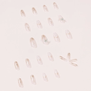 Faux ongles ovales longs avec paillettes dorées champagne et motifs papillon bleu peints