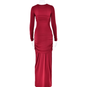 Détail de la robe maxi rouge à manches longues avec design plissé à l'arrière
