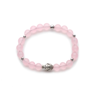 Bracciale di perle di quarzo rosa con ciondolo a testa di Buddha argento su fondo bianco