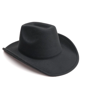Détail d'un chapeau de cow-boy classique en feutre noir avec bord roulé et calotte en goutte