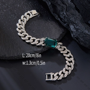 Dettaglio bracciale cubano argento con gemma verde smeraldo e indicazioni della taglia