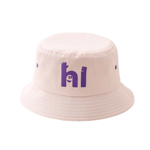 Bob rose en coton pour enfants avec imprimé hi souriant violet sur fond blanc épuré
