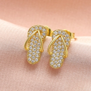 Macro detail van gouden slipper oorbellen met fonkelende micro-pave zirkonia stenen