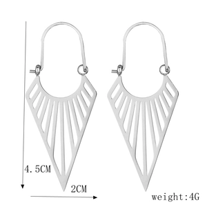 Vue détaillée des boucles d'oreilles triangle évidé avec dimensions 4,5 cm et 2 cm