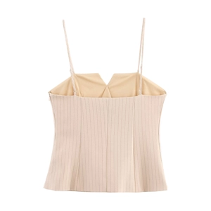 Top caraco beige à fines rayures pour femme avec bretelles sur fond blanc pur