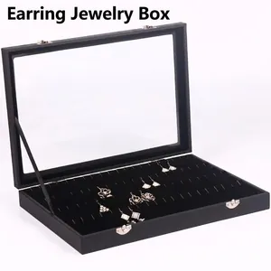 Detalle del joyero negro con 80 ranuras para pendientes y tapa de cristal transparente