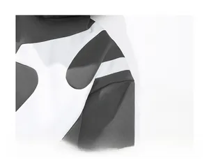 Detail der Schulternaht eines Herren Kapuzenpullovers im Color-Block-Design mit Stoffstruktur