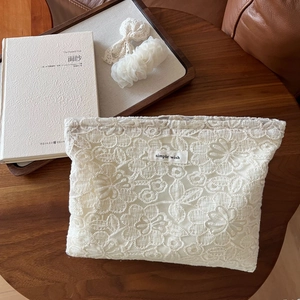 Trousse à maquillage élégante en dentelle écrue avec accessoires de cheveux assortis