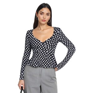 Elegante camicetta a pois a maniche lunghe con scollo a V e vita aderente in nero e bianco