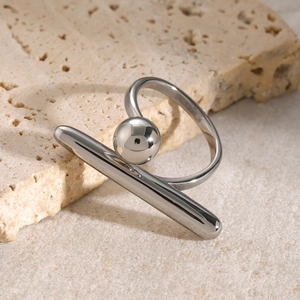 Detailansicht eines silbernen geometrischen Rings mit Kugelelementen auf Stein