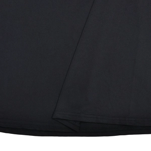 Gros plan détaillé sur la texture du tissu noir et les coutures de l'ourlet de la robe