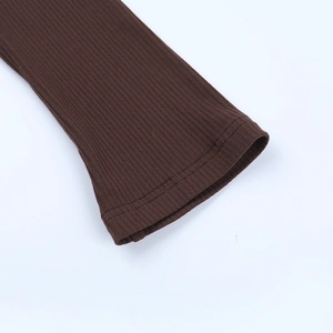 Détail d'un ensemble en tricot marron café montrant les poignets côtelés et la double couture