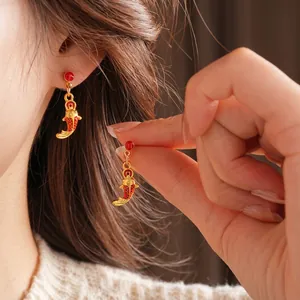 Boucles d'oreilles pendantes carpe Koi avec émail rouge et finition dorée style chinois
