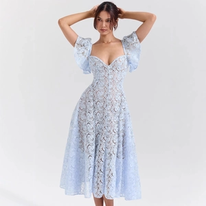 Elegantes hellblaues Spitzen-Maxikleid mit Herz-Ausschnitt und Puffärmeln für Damen