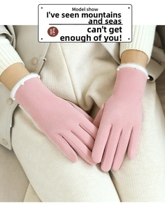 Rosa Thermo-Handschuhe mit weichem Kunstfellbesatz und eleganten Perlen am Handgelenk