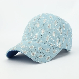 Casquette de baseball en jean bleu clair avec paillettes argentées et bords usés