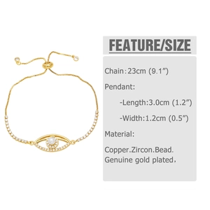 Detalle de pulsera de ojo turco con perlas y cierre ajustable de cadena bañada en oro