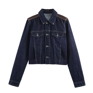 Veste courte en jean bleu foncé pour femme avec empiècements en cuir marron et boutonnage