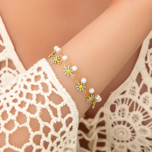 Bracelet perles bohème doré avec breloques marguerites bleues sur chaîne double rang