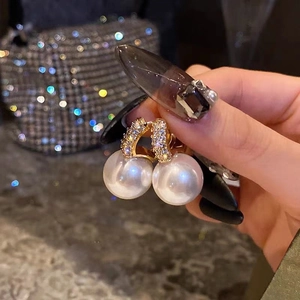 Elegant gold pearl drop earrings with micro-set rhinestones for a luxury feminine style