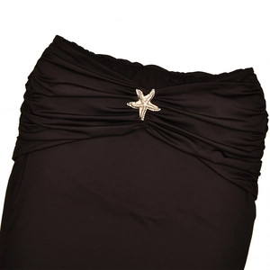Détail du haut noir à épaules dénudées avec tissu froncé et décor d'étoile de mer