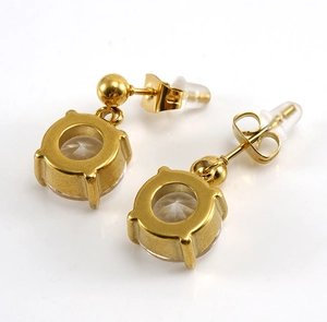 Detail eines 18k vergoldeten Edelstahl-Ohrsteckers mit Zirkonia in einer 4-Krallen-Fassung