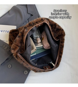 Vue intérieure du sac cabas léopard montrant sa grande capacité pour les essentiels