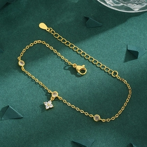 Fashionable gold bracelet with diamond clover pendants and adjustable lobster clasp