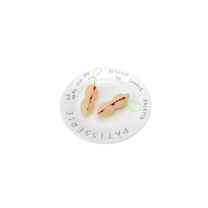 Lot de deux jouets anti-stress en forme de cacahuète sur une assiette blanche