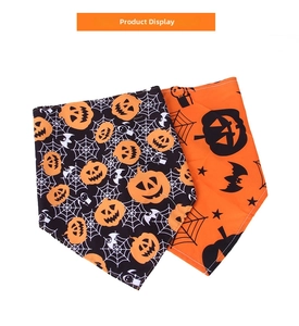Détails des bandanas Halloween pour animaux avec motifs de toile d'araignée et citrouille