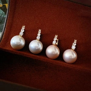 Boucles d'oreilles vintage en perles et zircon plaqué or sur velours marron