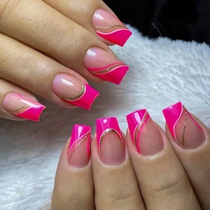 Detail van roze French plaknagels met gouden glitterlijnen op een achtergrond van imitatiebont