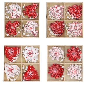 Christmas wooden pendant set with reindeer and snowflake motifs in red and white gift boxes