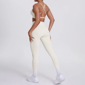 Détail d'un ensemble de yoga crème montrant le soutien-gorge croisé et le legging