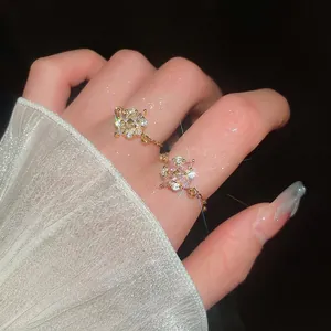 Exquisite 18K vergoldete Kettenringe mit Zirkonblumen und rosa Blütenblattmotiven