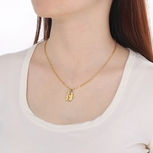 Détail du collier silhouette mère et enfant en or avec pendentifs ballons colorés